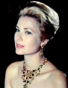 gracekelly-necklace-statementnecklace-earrings-hairstyles-retro