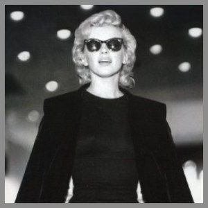 Marilyn in Ray-Ban wayferers